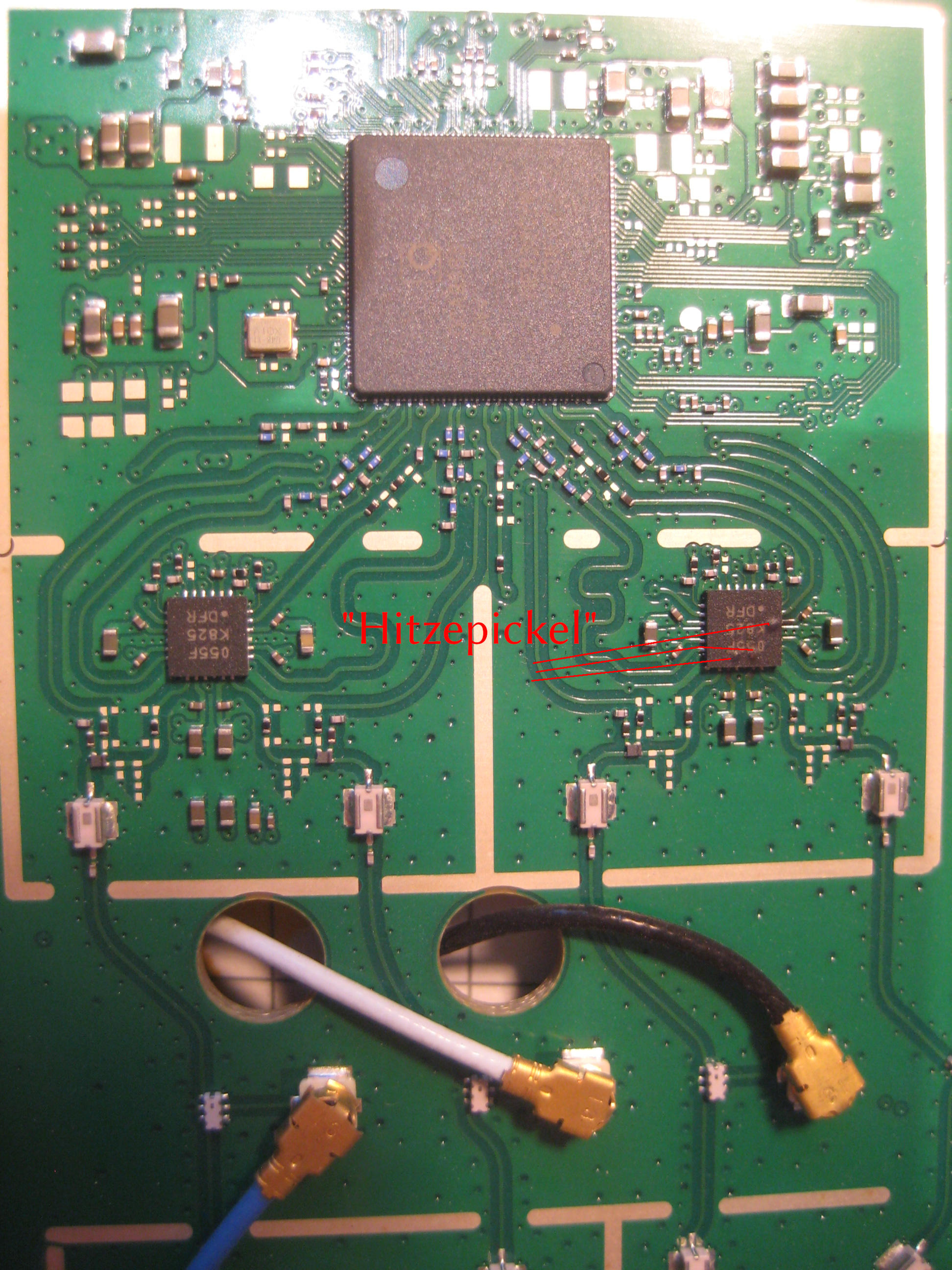 Schadensbild am 2,4GHz-WLAN-Verstärker auf der Vorderseite: Hitzepickel